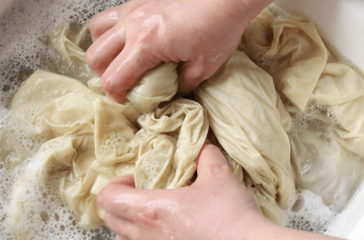 How To Wash Odors and Oils From Bed Sheets