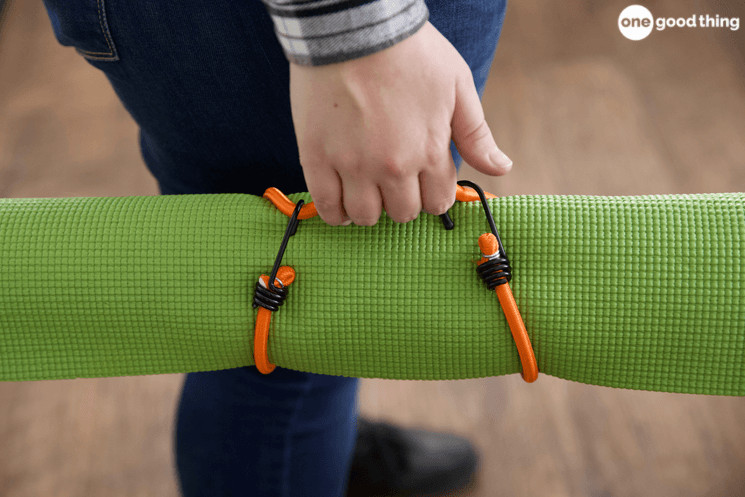You can use a bungee cord to make a handle for carrying your yoga mat.