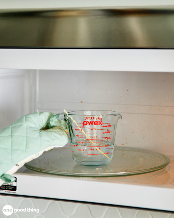 How To Clean A Microwave With AND Without Vinegar