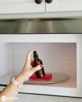 How To Clean A Microwave: With AND Without Vinegar