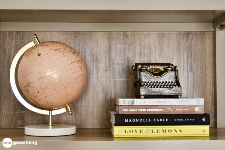 bookshelf organizing