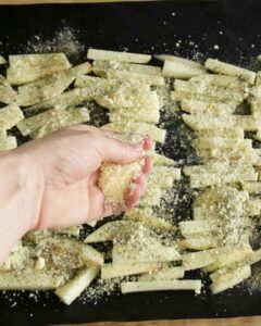 How to Make Crispy Oven Fries For crispy oven baked fries, toss soaked and dried fries with a little oil, then sprinkle with seasonings before baking.